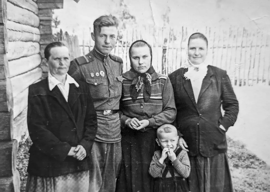 Двоюродная «баба Саша», двоюродный дядя Василий Хоронеко (он отец известного «гиревика»
