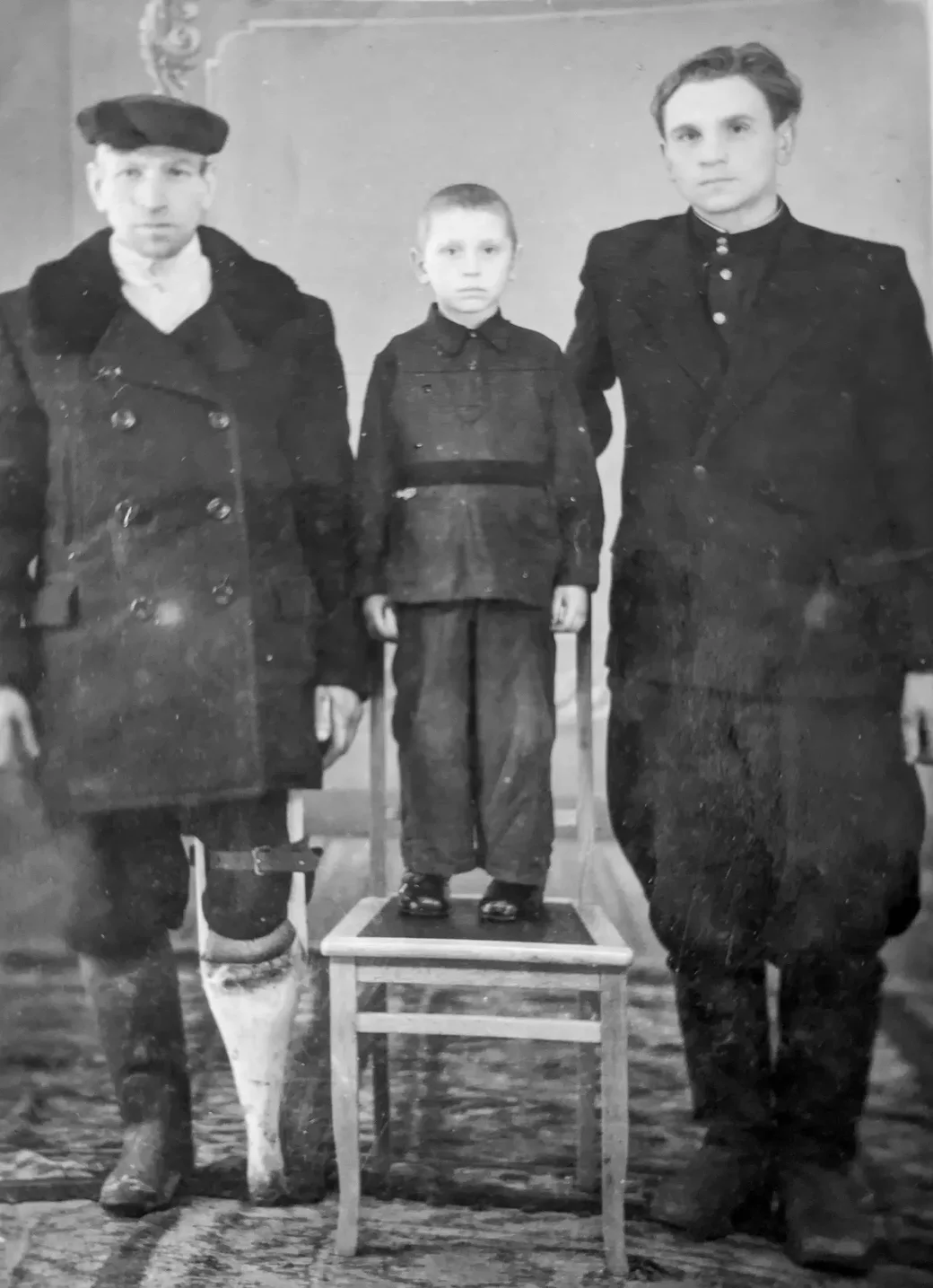 Бобруйск. Дед Архип (слева), отец (справа) и двоюродный брат нашего героя Коля Самак. В