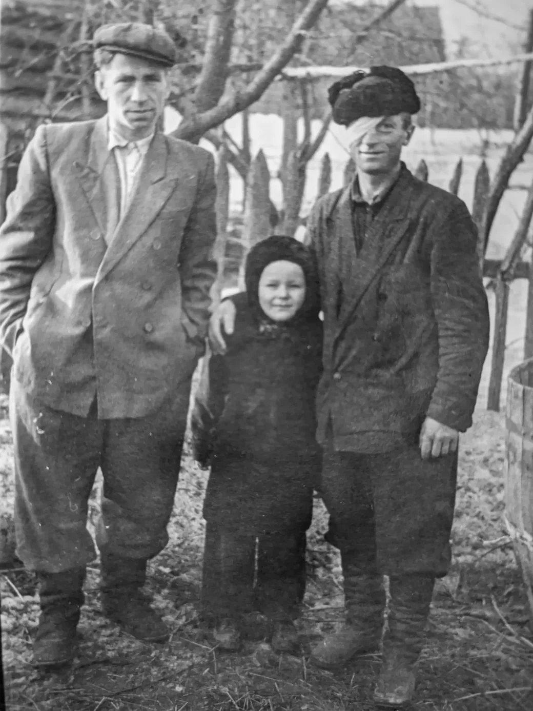 Родной брат отца Григорий, маленький Юра (ему здесь года 3-4) и его крестный отец (муж его тети
