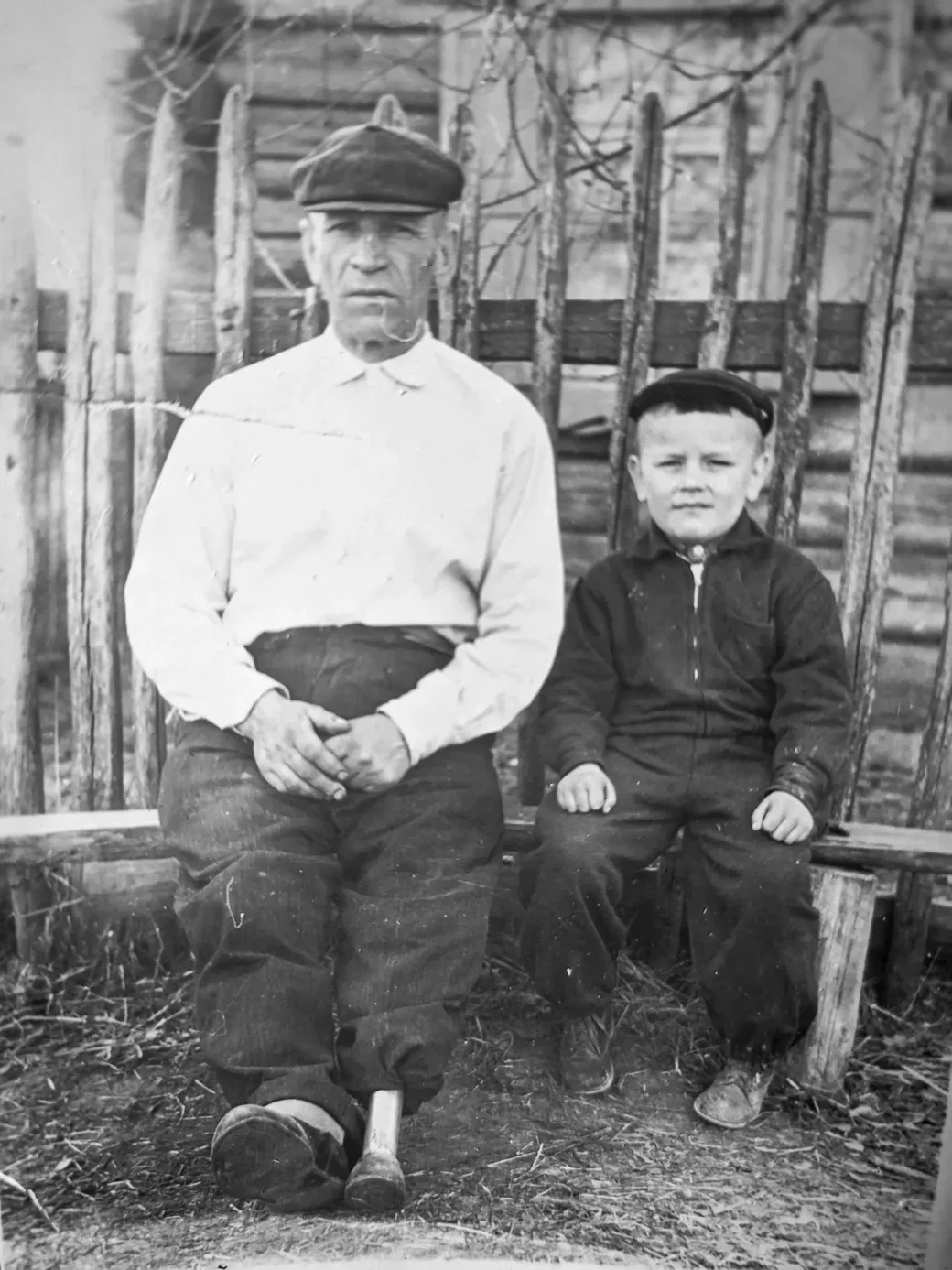 Маленький Юра Самак с дедушкой по отцу Архипом. Деревня Заболотье, 1958 год.