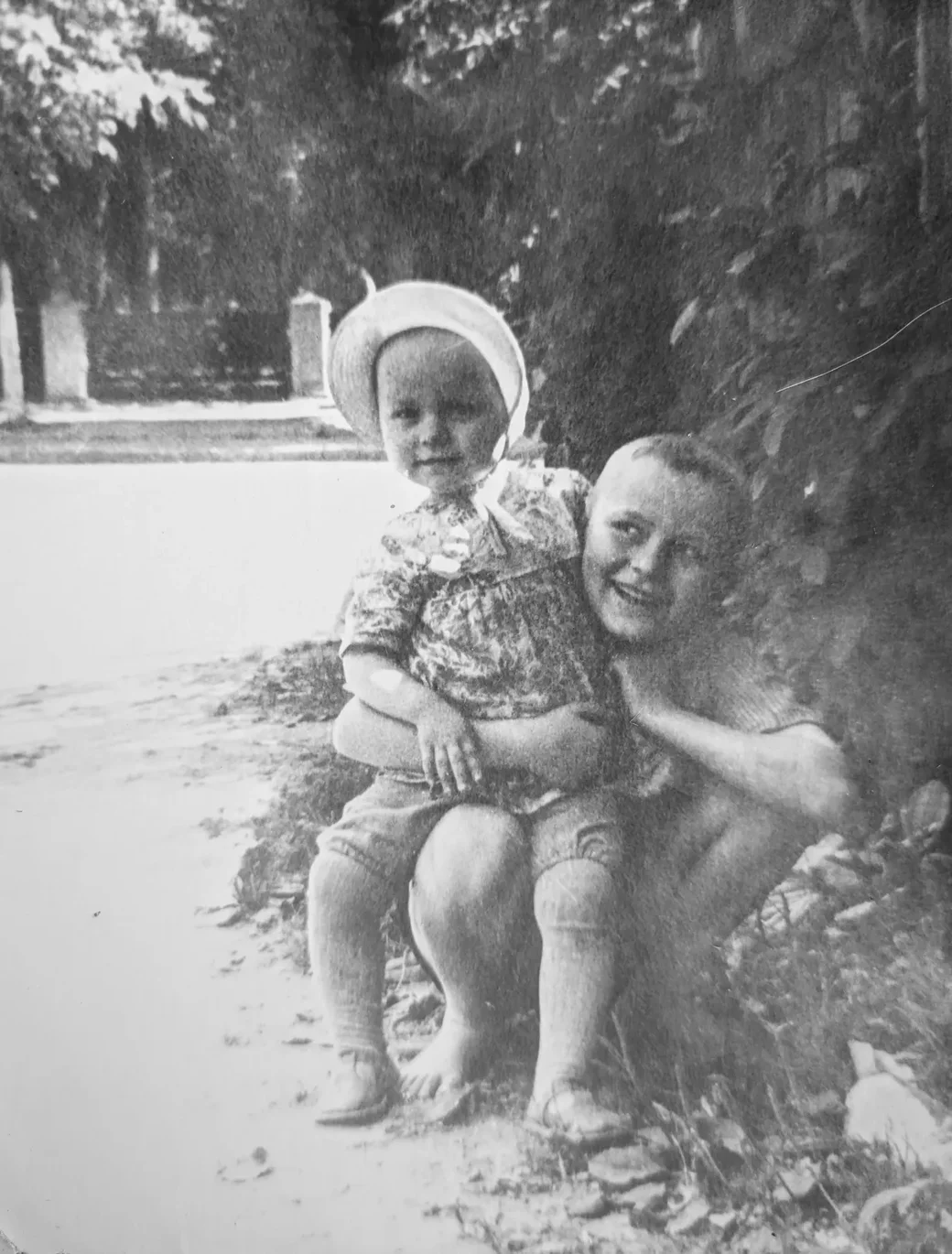 Бобруйск. Юра с сестрой Светой возле парка Бахарова (сейчас это площадь Победы). Примерно 1963