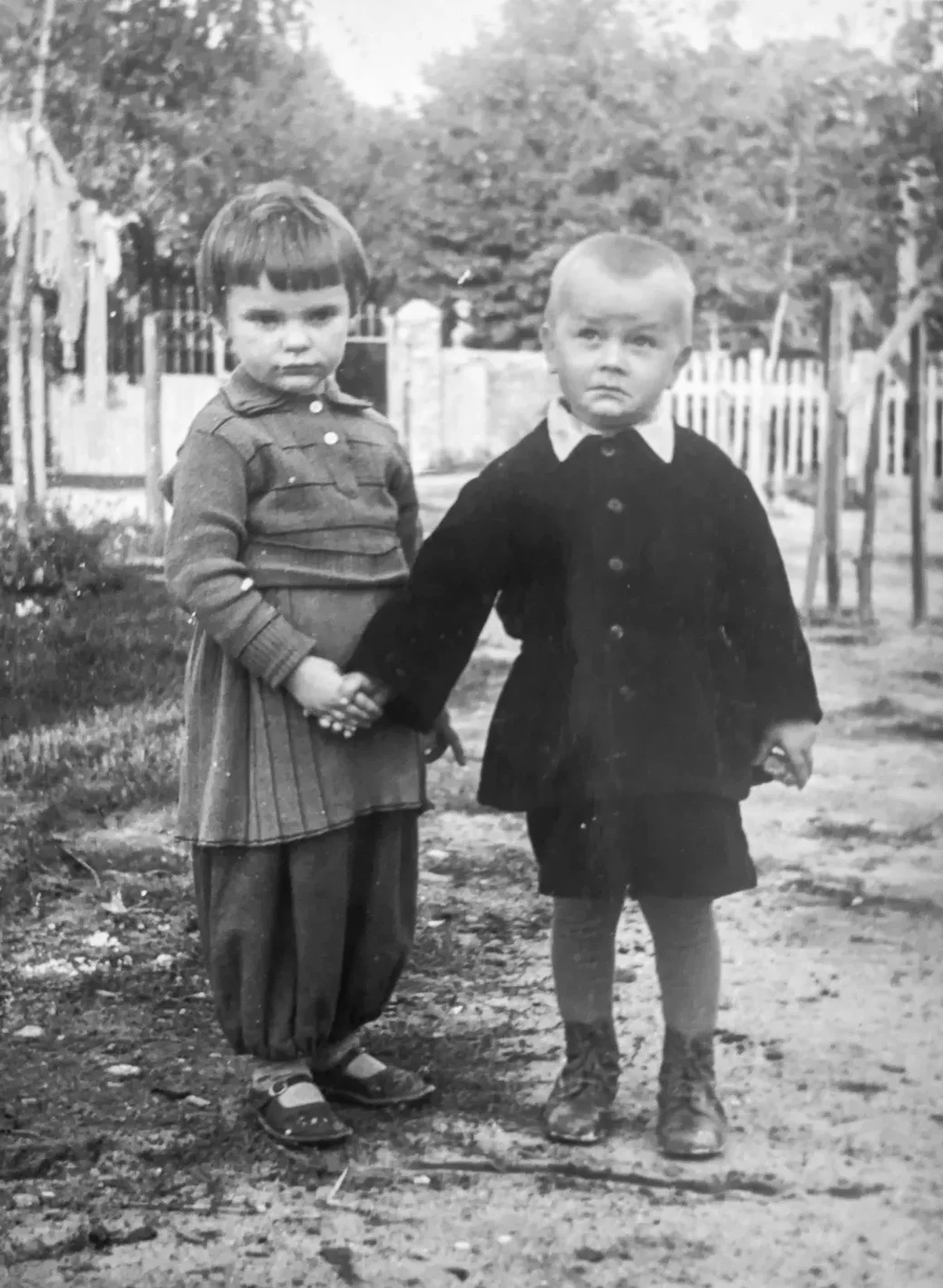 Бобруйск. 3-летний Юра с соседкой Лидой во дворе дома.