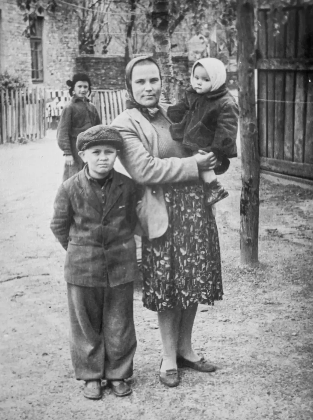 Бобруйск. Юрий, его мама и сестра Света во дворе. Ему здесь лет восемь.