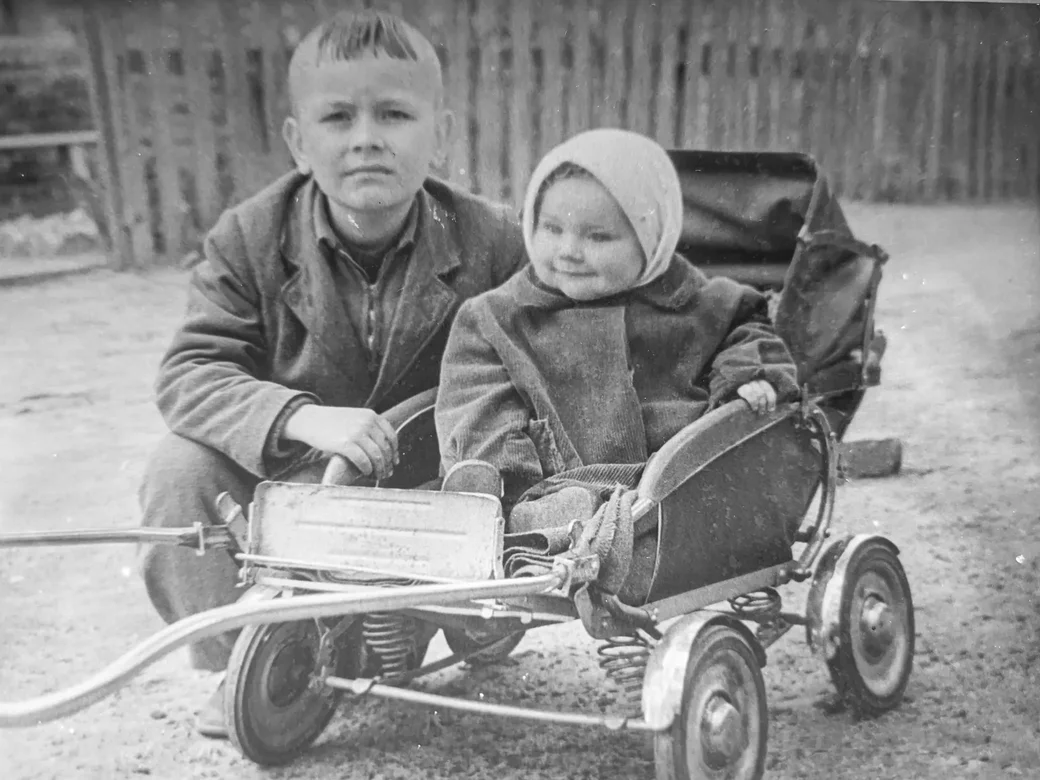 Бобруйск. Юра с сестрой Светой возле дома на Советской, 63. Ему здесь лет восемь, сестре годик.