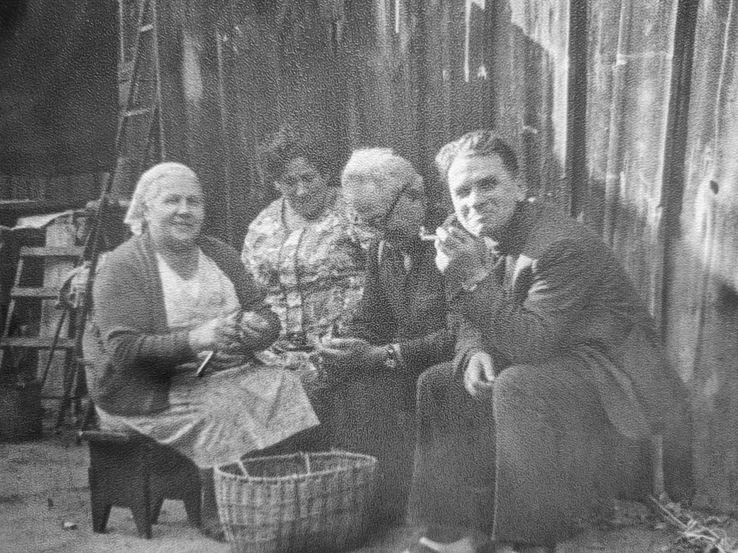 Бобруйск. Отец Юрия (справа) с соседями по дому: Ядзя Привальцева, Юдас Михлина, Петр