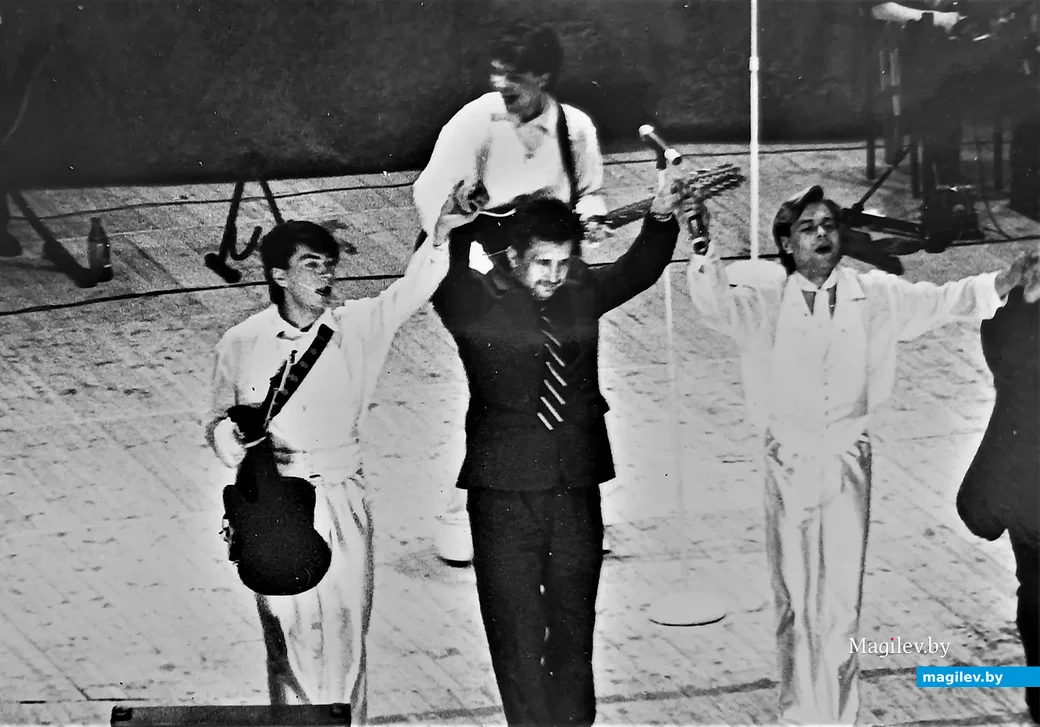 Концерт с «нанайцами», Могилев, 1995 год. На поклон публике, которая прям визжала от восторга.
