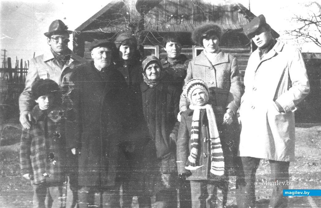 Вся семья Комаровых у родного дома.