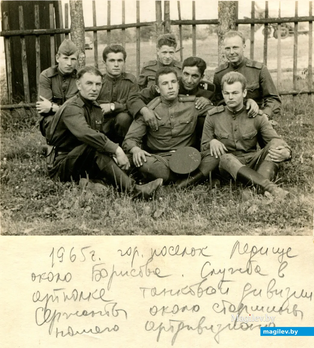 Фадей Комаров (крайний слева во втором ряду) во время службы в армии.