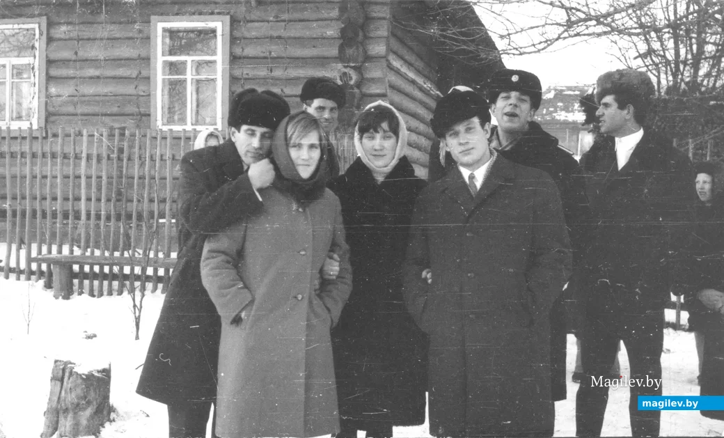 Фадей Фадеевич с женой Валентиной (в центре) с земляками.