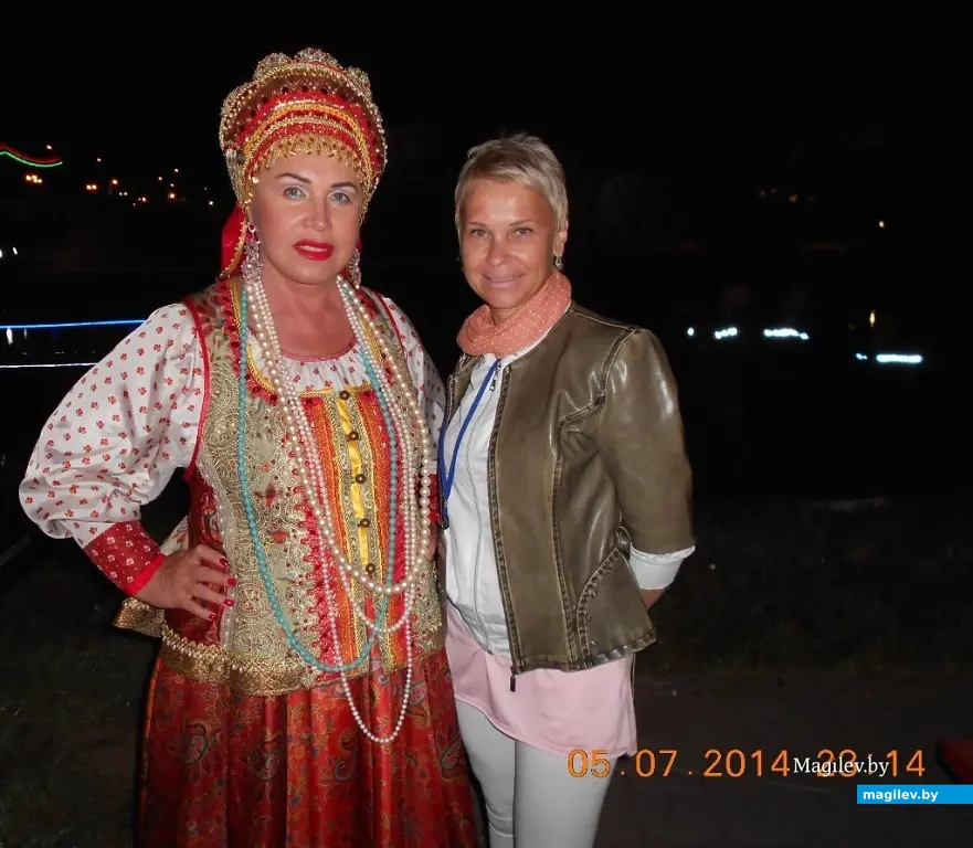 Владимир Браиловский всегда привозил в Могилев известных исполнителей. Вот, к примеру, Надежда Бабкинв (слева).