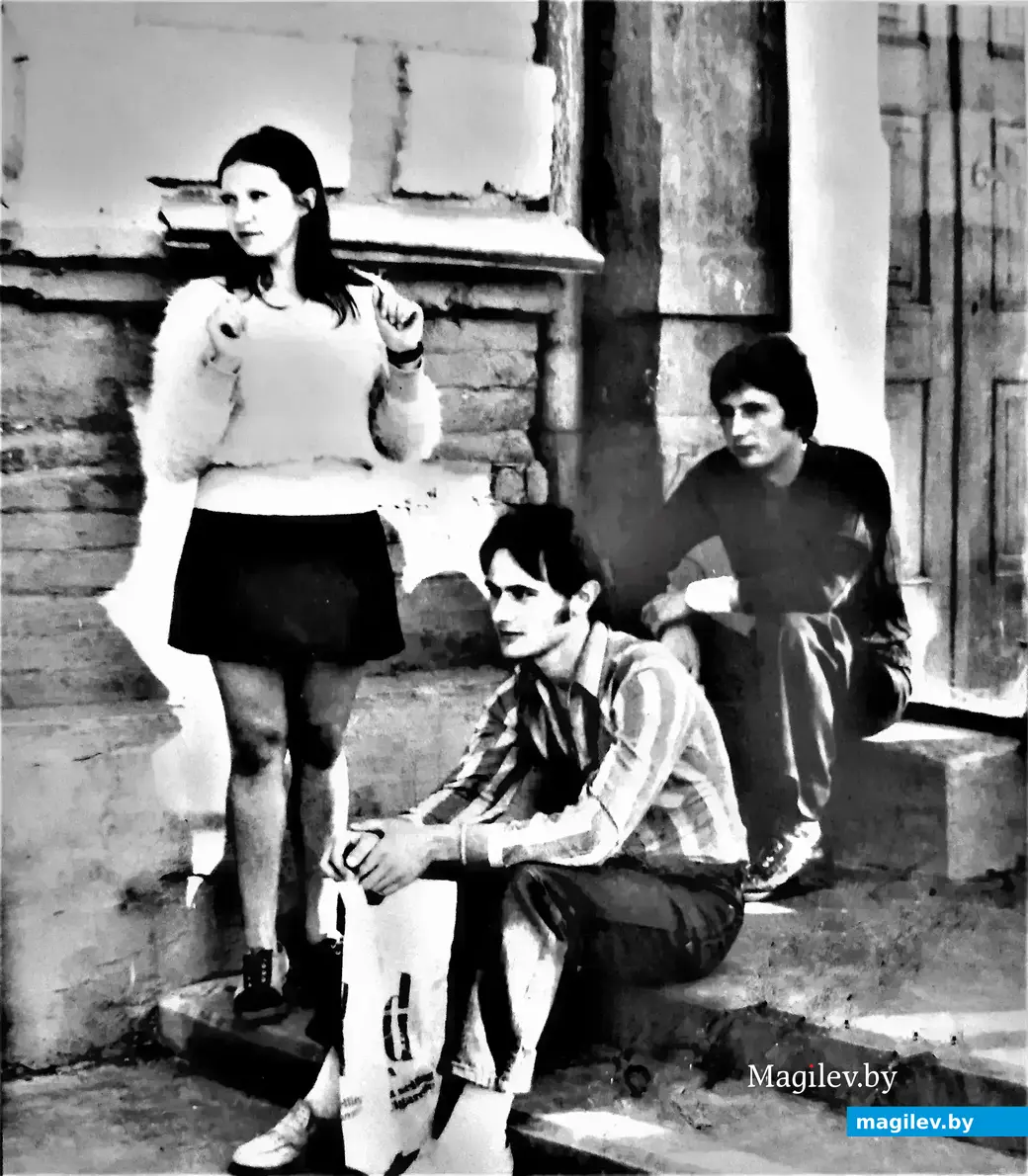 У Могилевского драмтеатра. Могилев, 1974 год.