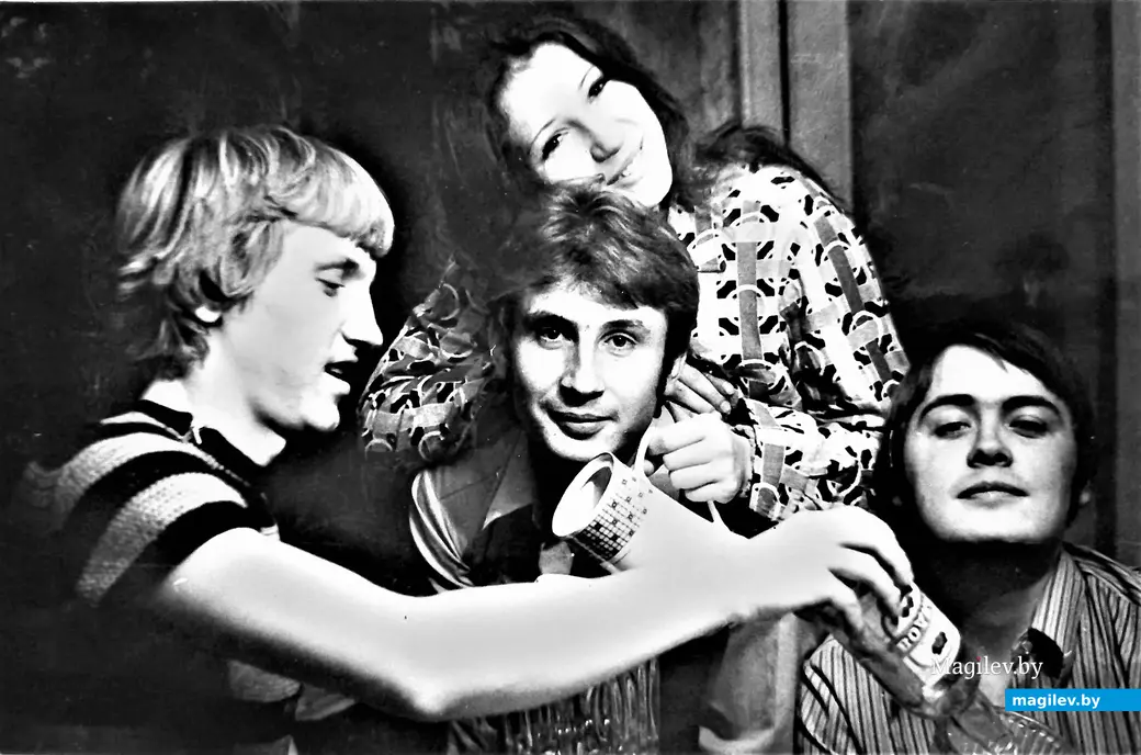 Андрей Самойлов (слева) всегда был гостеприимным и хлебосольным хозяином. Могилев, 1974 год.