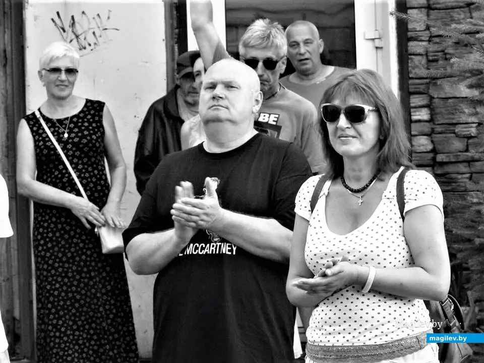 Надя (слева) во время тусовки семидесятников во дворе Алика Кузькина. Могилев, 2017 год.