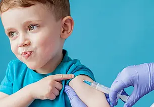 В Беларуси разрешили прививать детей от коронавируса с 5 лет