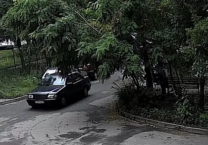 В Могилеве водитель Мерседеса задел припаркованный ВАЗ и скрылся. Видео