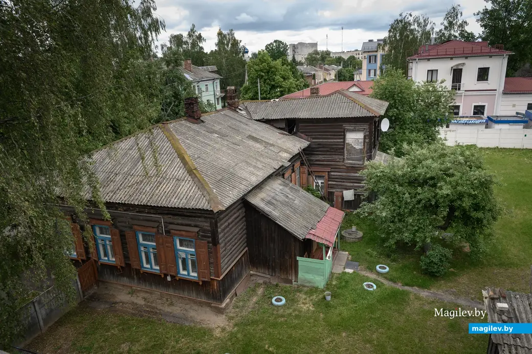 Деревянный жилой дом на ул. Карла Либкнехта (бывшей Столыпинской), вид на который открывается из окон архива – тоже часть нашей истории.