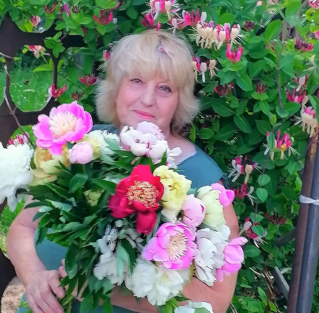 Людмила Новик со своими пионами.