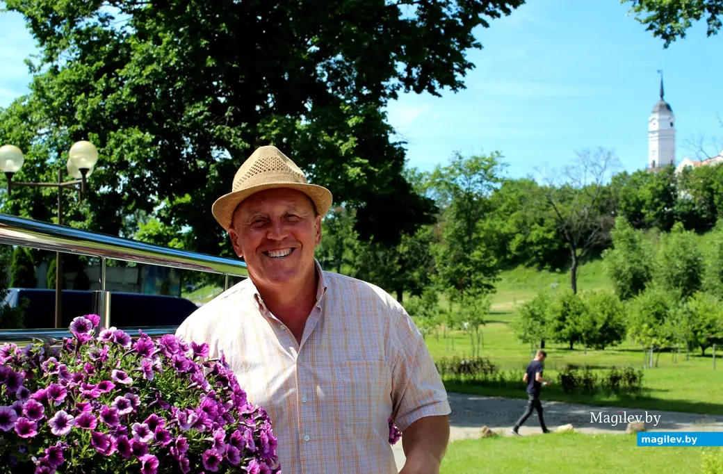 Парк Подниколье. Могилев. Июнь, 2022 год. Начальник участка парка Юрий Макацария.