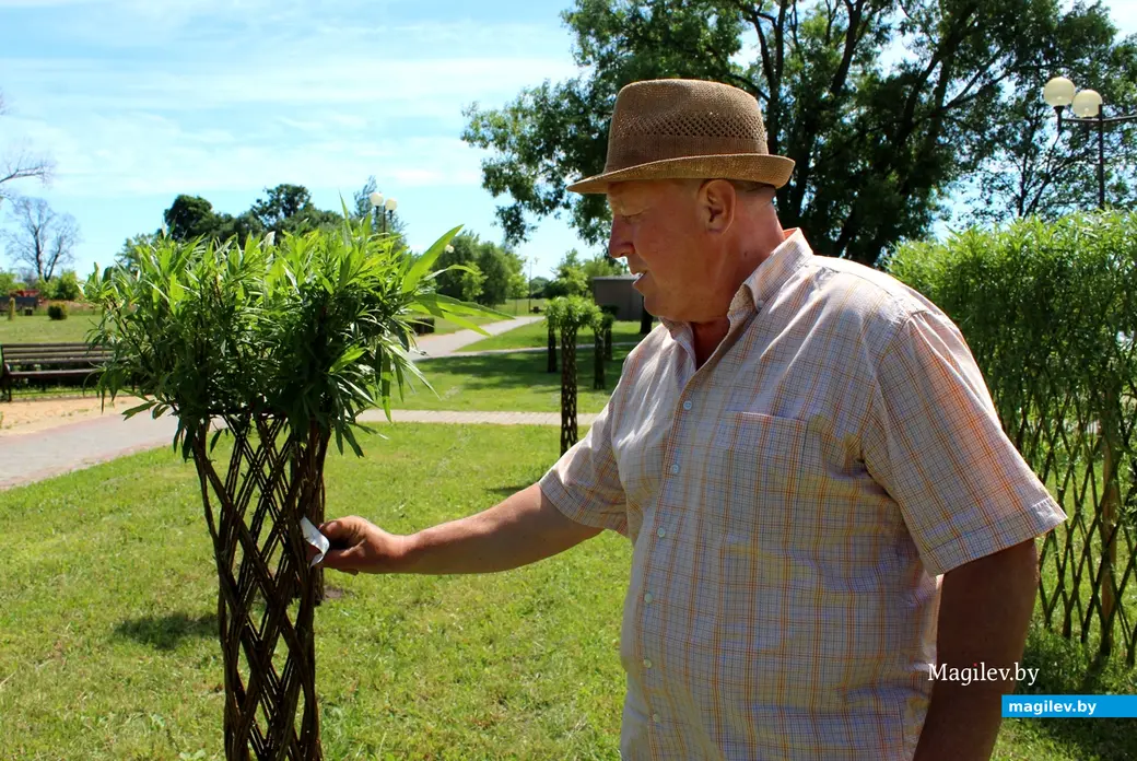Парк Подниколье. Могилев. Июнь, 2022 год. Начальник участка парка Юрий Макацария и «живые» вазоны.