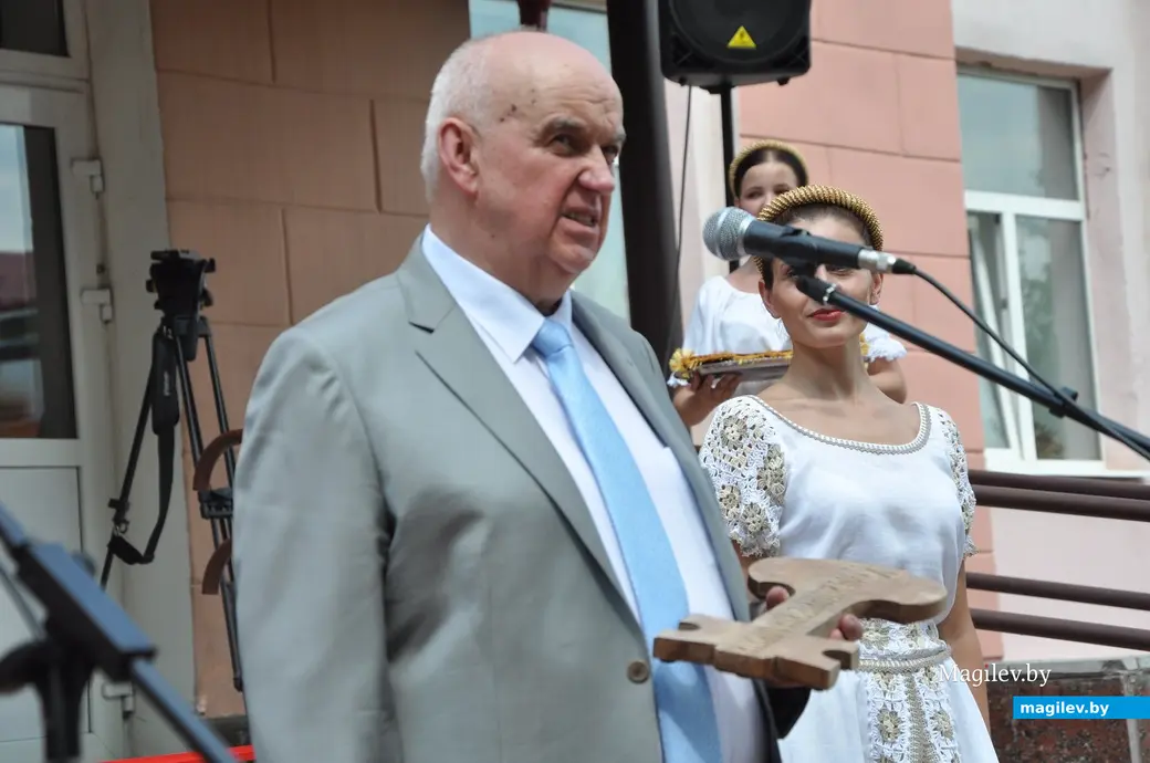 28.06.2022 г. Могилев. Олег Баханович выступает на открытии музейного комплекса «Спадчына роднага краю». Символический ключ от экспозиции у него в руках