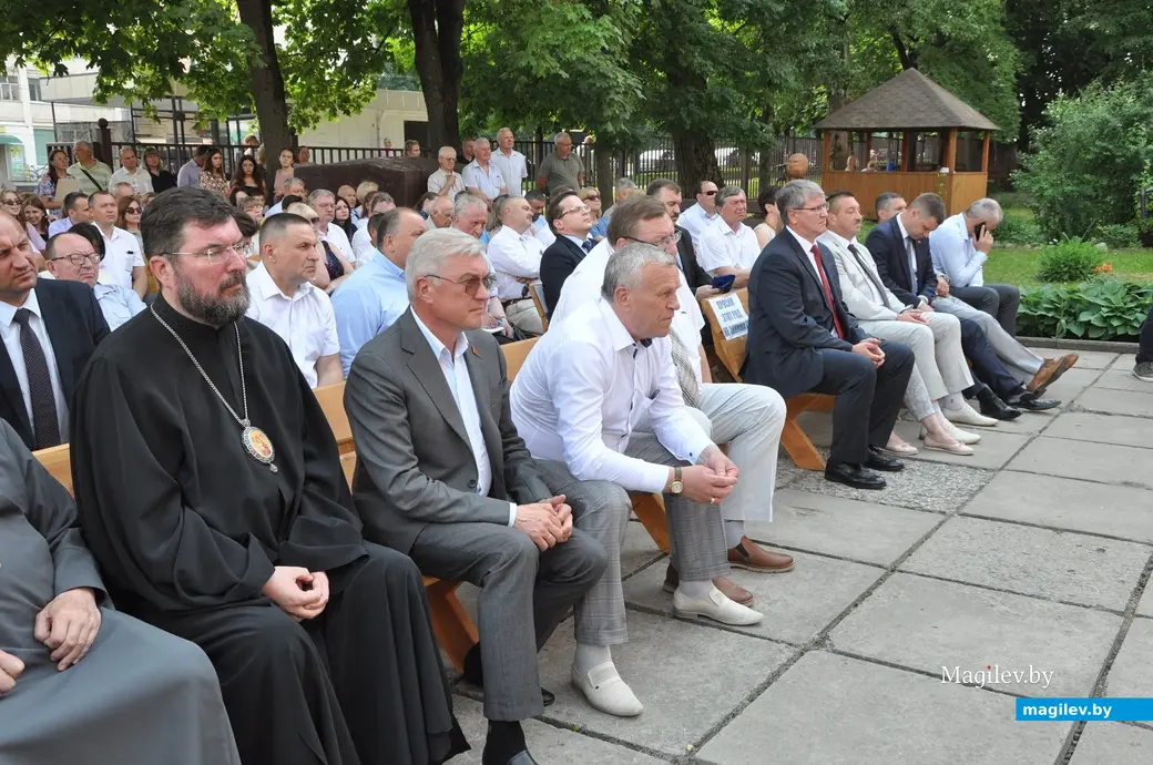 28.06.2022 г. Могилев. На открытие музейного комплекса «Спадчына роднага краю» пришло много гостей. В их числе (слева направо): епископ Бобруйский и Быховский Серафим,