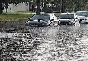 Машины вместо подводных лодок. Могилев снова в воде (фото и видео)