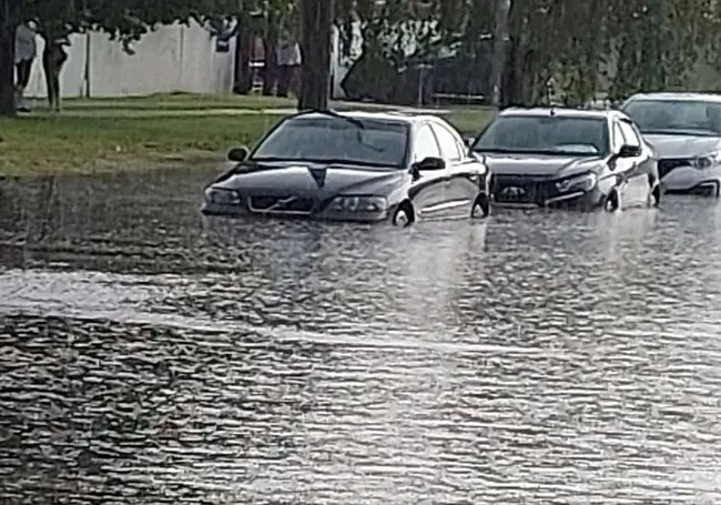 Машины вместо подводных лодок. Могилев снова в воде (фото и видео)