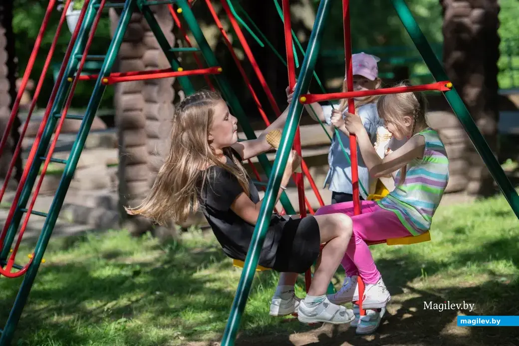 Пока родители отдыхают в тенечке, можно на качелях покататься. Могилевский зоосад. 23.06.2022 г