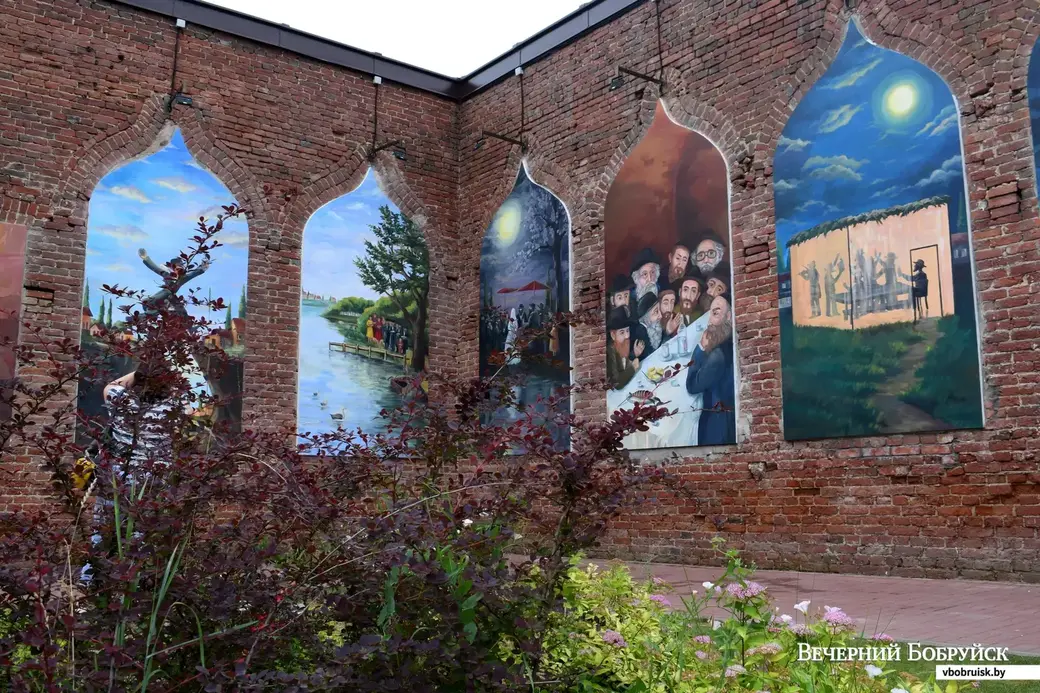 29.06.22, Бобруйск, Еврейский дворик. Открытие памятника «От жизни к жизни» и обновлённых оконных картин