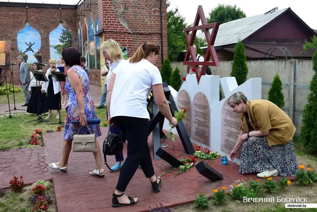 29.06.22, Бобруйск, Еврейский дворик. Открытие памятника «От жизни к жизни» и обновлённых оконных картин