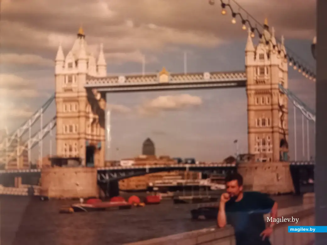 На фоне Тауэрского моста. Лондон, набережная Темзы, 1998 год.