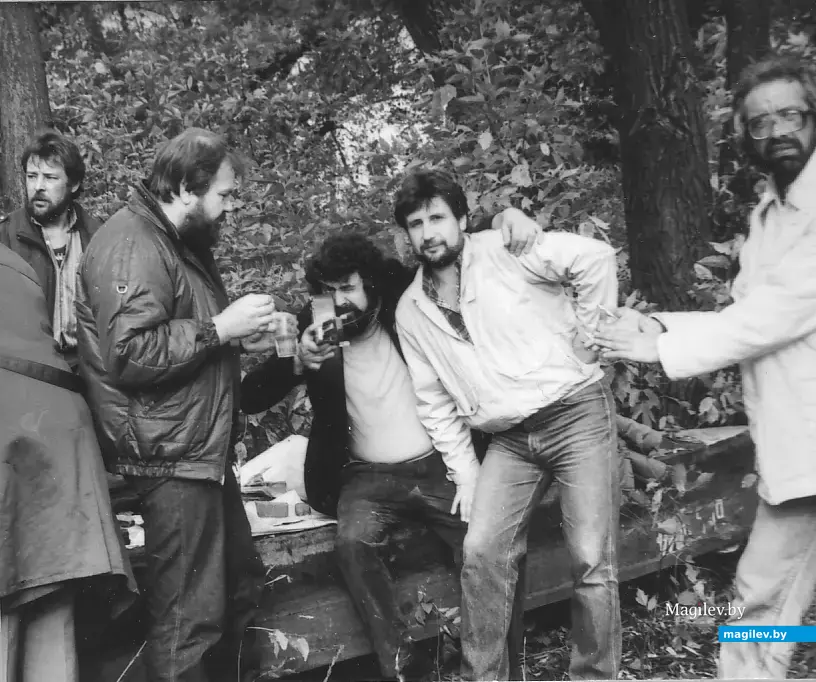 Под Днепровским мостом у берега Днепра. Могилев, 1990 год.