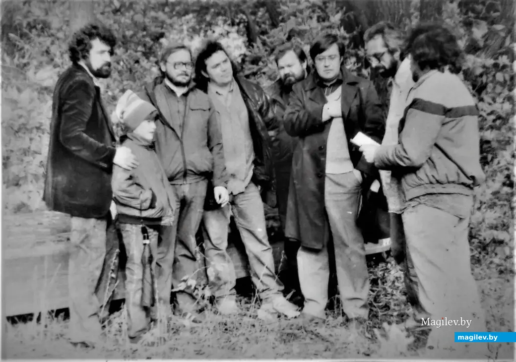 Под Днепровским мостом у берега Днепра. Могилев, 1990 год.