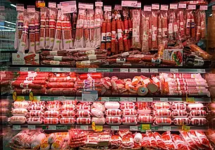 Сеть магазинов Green запускает неделю скидок на мясо и сыр. Узнали цены