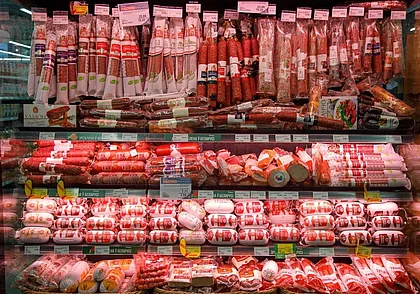 Сеть магазинов Green запускает неделю скидок на мясо и сыр. Узнали цены