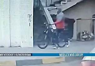Могилевчанин укатил чужой велосипед. Момент кражи попал на видео