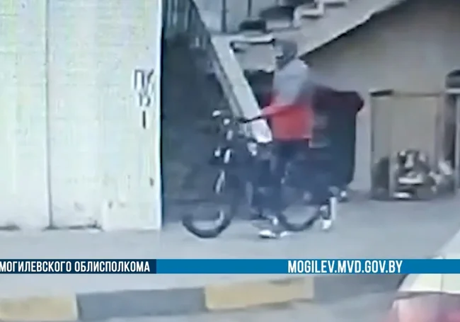 Могилевчанин укатил чужой велосипед. Момент кражи попал на видео