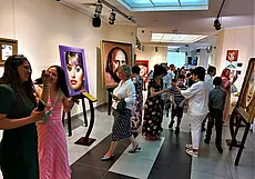 Художник Вадис Красовский «монетизировал» не только Далай-ламу и Элвиса Пресли, но и нашего Льва на фоне городской Ратуши