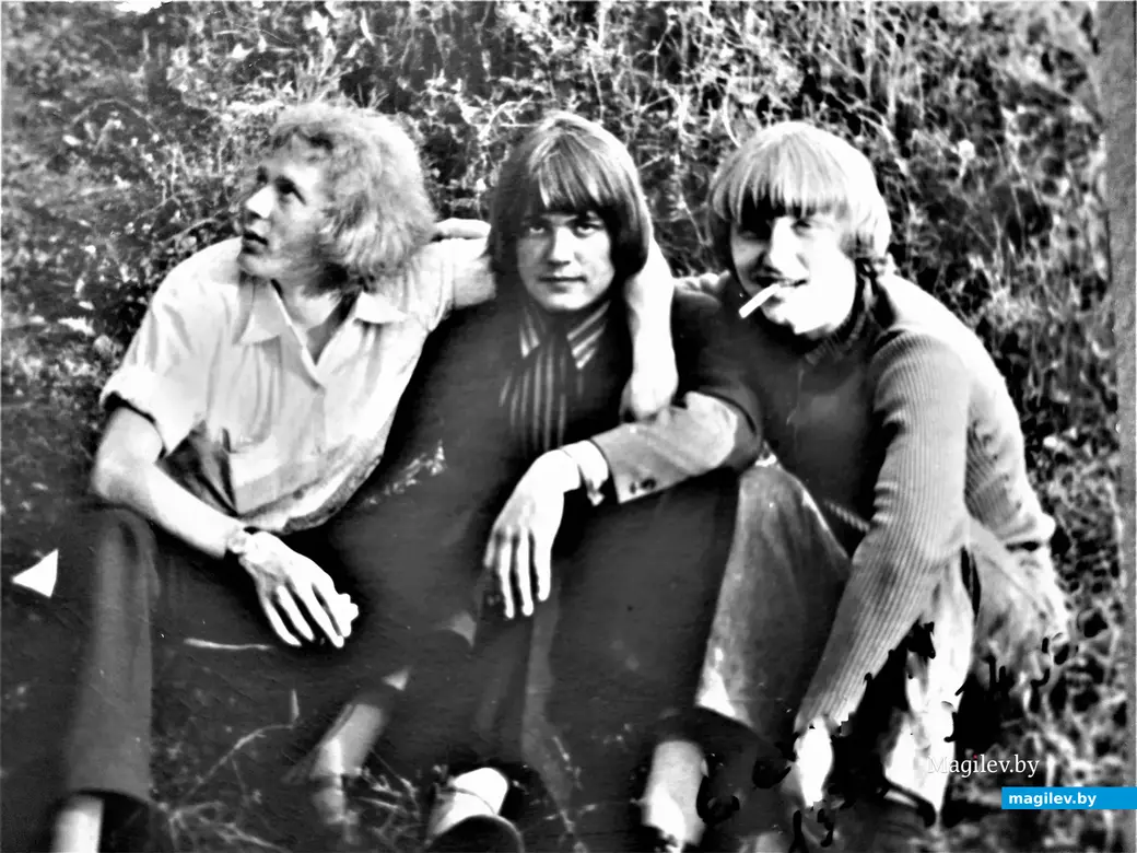 Витя Поревой (под Джимми Хендрикса), Вася Мак (а-ля Брайн Джонс), Андрей Самойлов (свободный стиль). Могилев, Дубровенка, начало 1970-х.