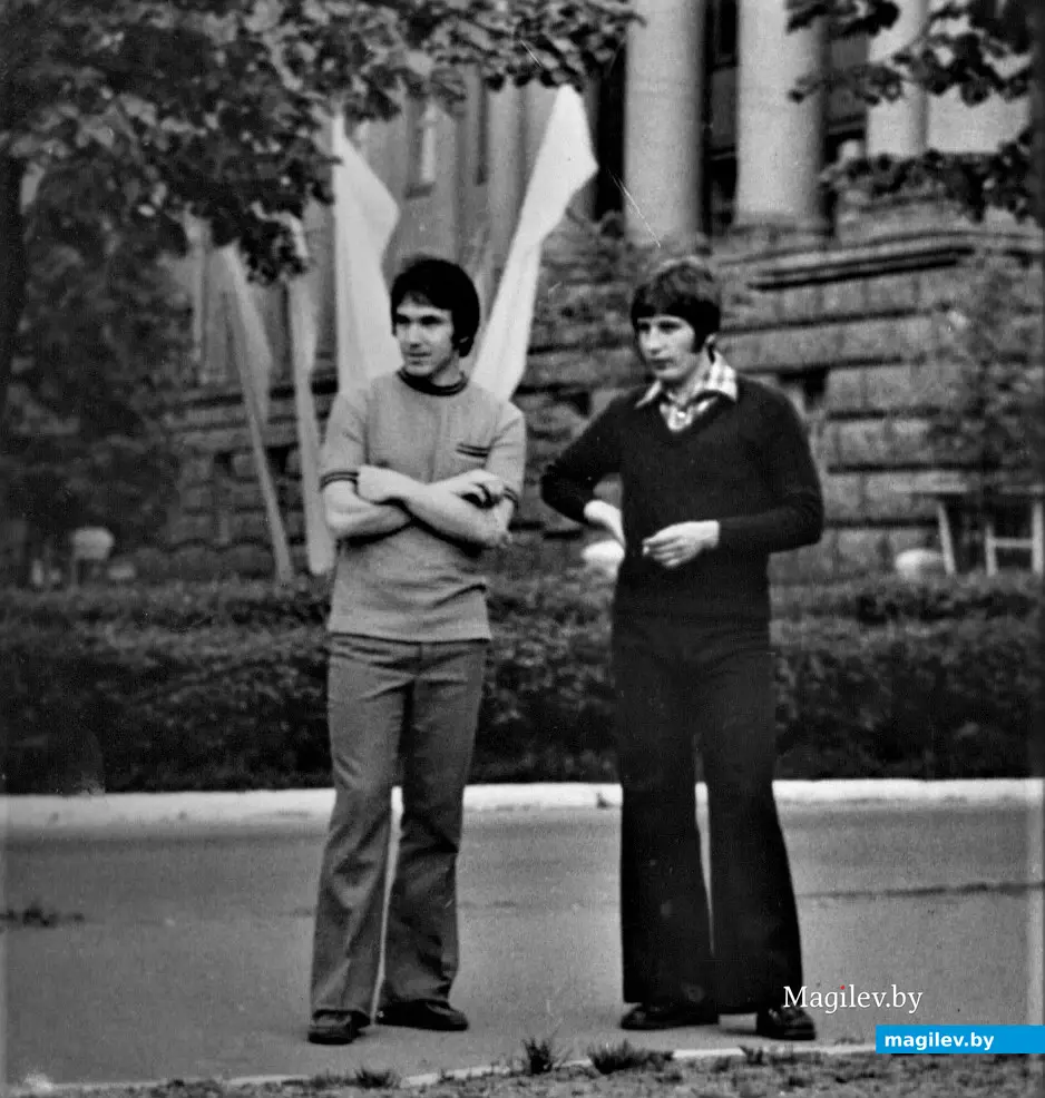 Мы с Серегой у альма-матер. Могилев, начало 1970-х годов.