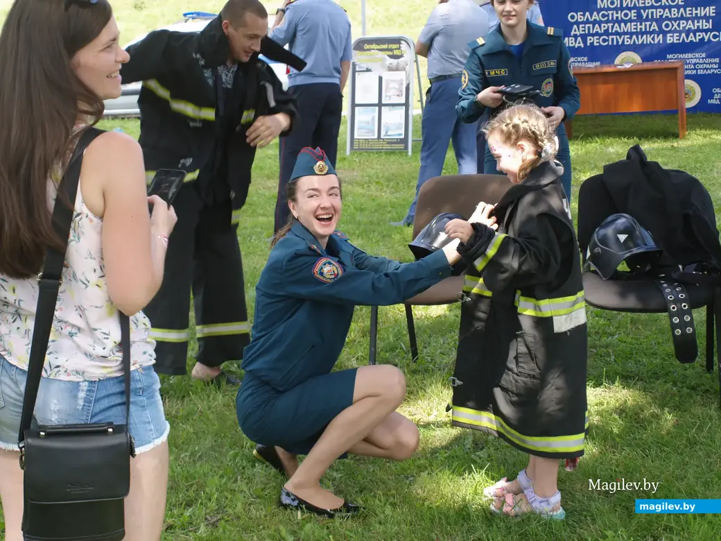Я б в охранники пошла, пусть меня научат! День города, праздник «Мясница». Могилев, 2.06.2022 г.