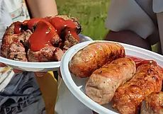 А вы успеете съесть 10 сосисок за одну минуту? В Могилеве веселится «Мясница»