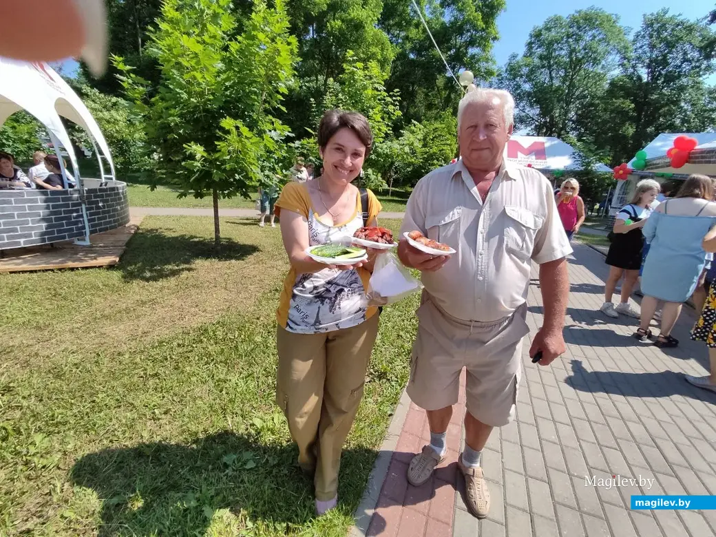 А почему бы себя и не побаловать чем-нибудь вкусненьким? День города, праздник «Мясница». Могилев, 2.06.2022 г.