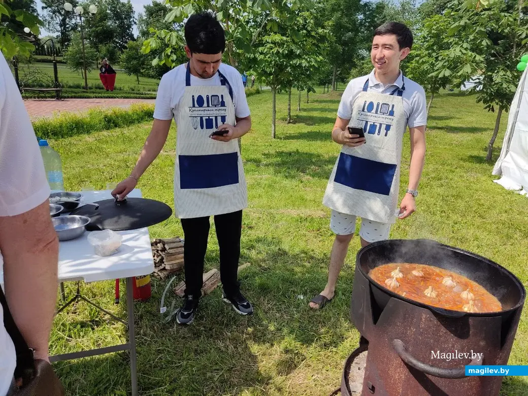 Студенты университета готовят гостям праздника настоящий азиатский плов. День города, праздник «Мясница». Могилев, 2.06.2022 г.