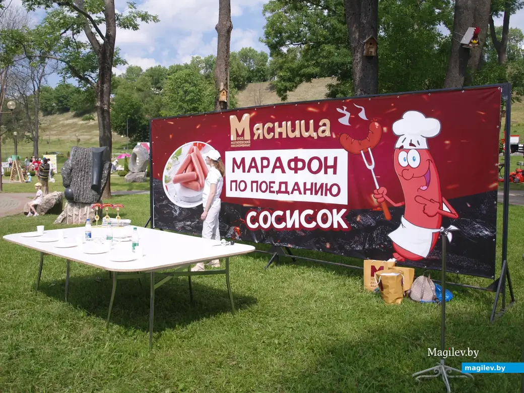 В ожидании участников марафона. День города, праздник «Мясница». Могилев, 2.06.2022 г.