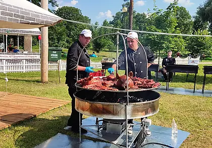 Сосисок не ели, бургеров не готовили  Зато пили напитки, прятались от солнца под деревьями
