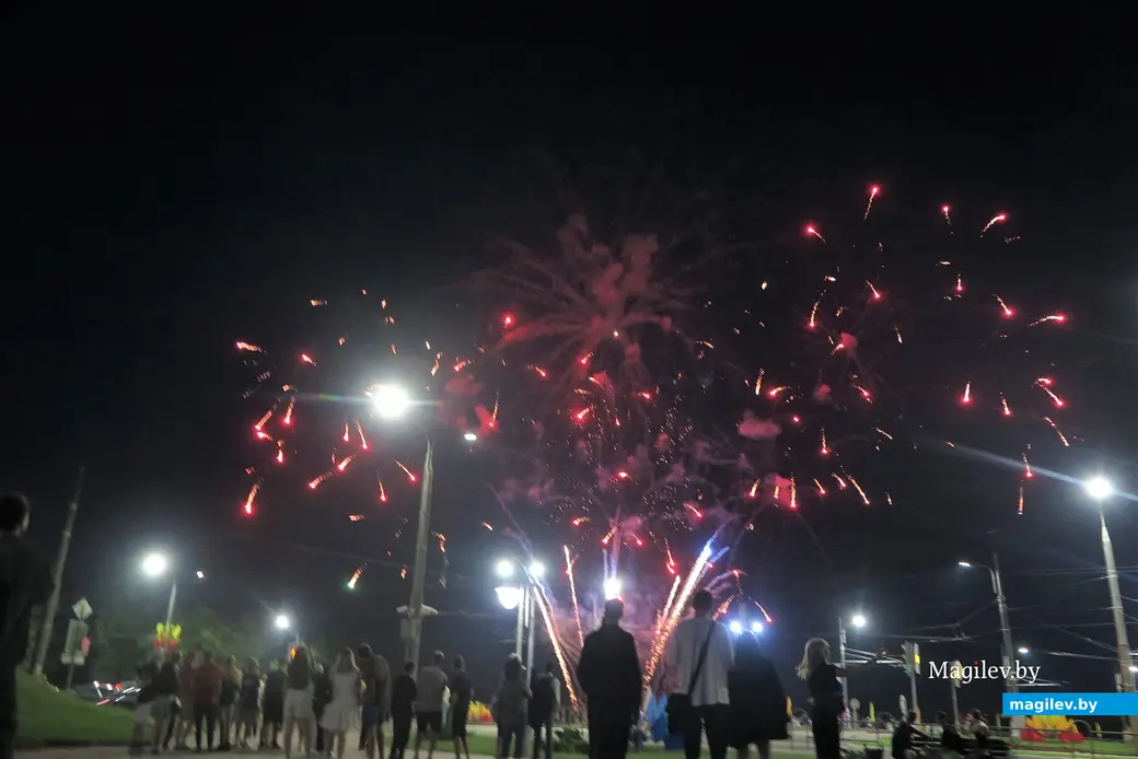 2.07.2022 г. Могилев, площадь Славы. Залпы запускали без пауз, но недолго - фейерверк длился ориентировочно 5 минут