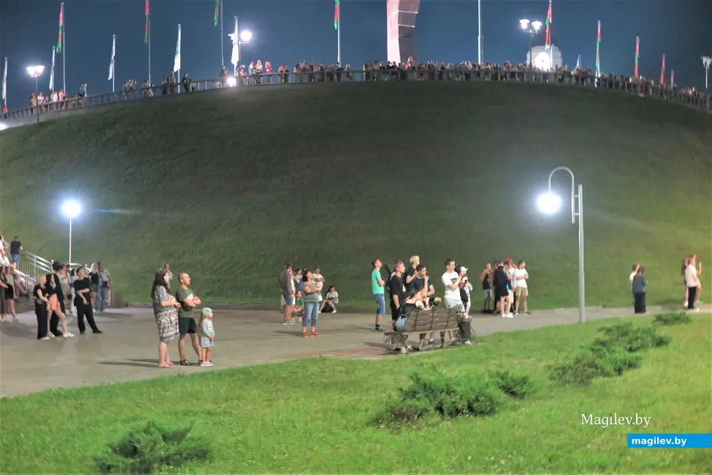 2.07.2022 г. Могилев, площадь Славы. Не сказать, что людей было очень много - обычно во время фейерверков на «Советах» не протолкнуться