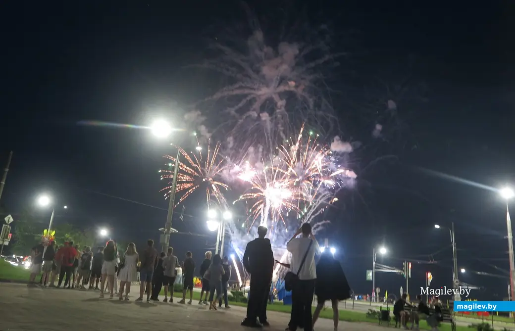 2.07.2022 г. Могилев, площадь Славы. Люди фотографировались, пели песни и веселились
