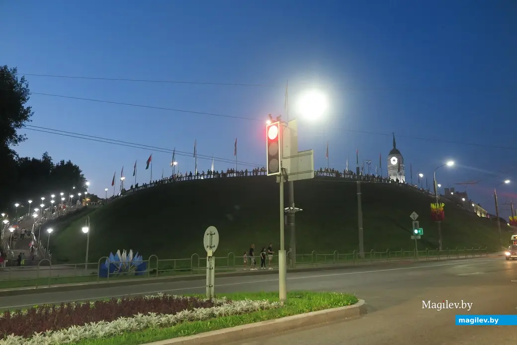 2.07.2022 г. Могилев, площадь Славы. Возможно, гораздо больше народа соберется здесь завтра - на фейерверк в честь Дня Независимости Беларуси